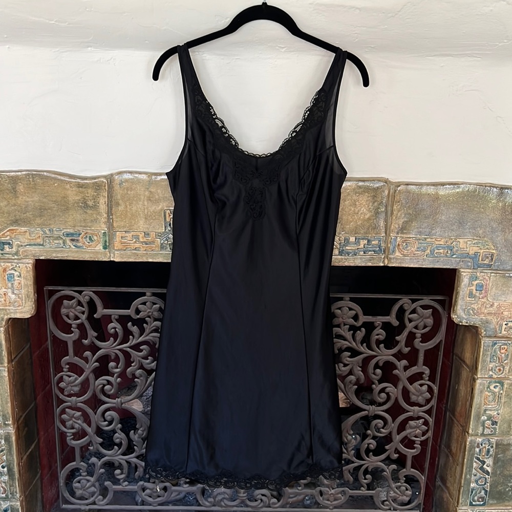 VINTAGE POUNJE BLACK SLIP WITH LACE EDGING. 100% POLAMIDE.